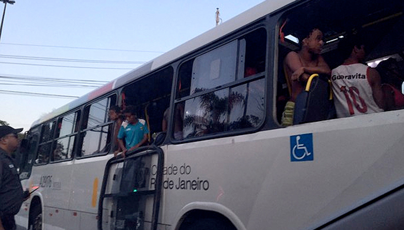 Ônibus com janela quebrada