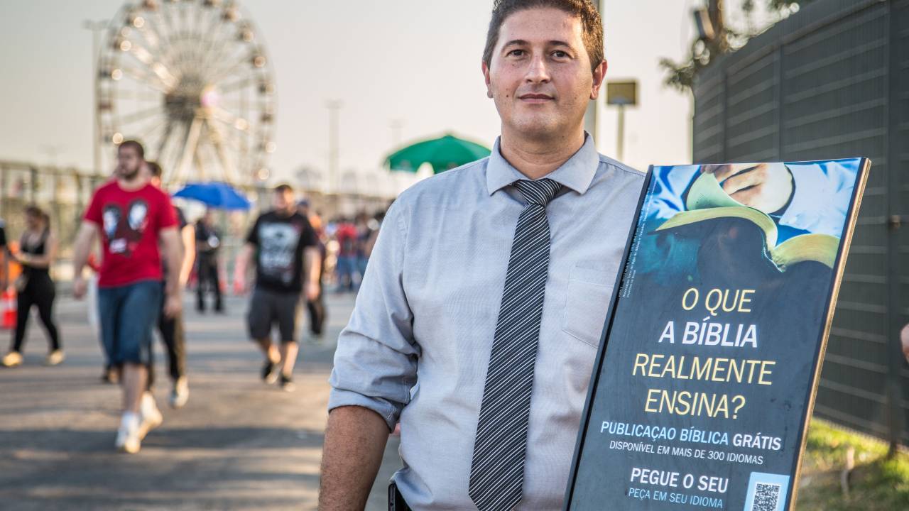 Fé na Cidade do Rock: grupo de fiéis oferece material religioso aos metaleiros nas imediações do festival