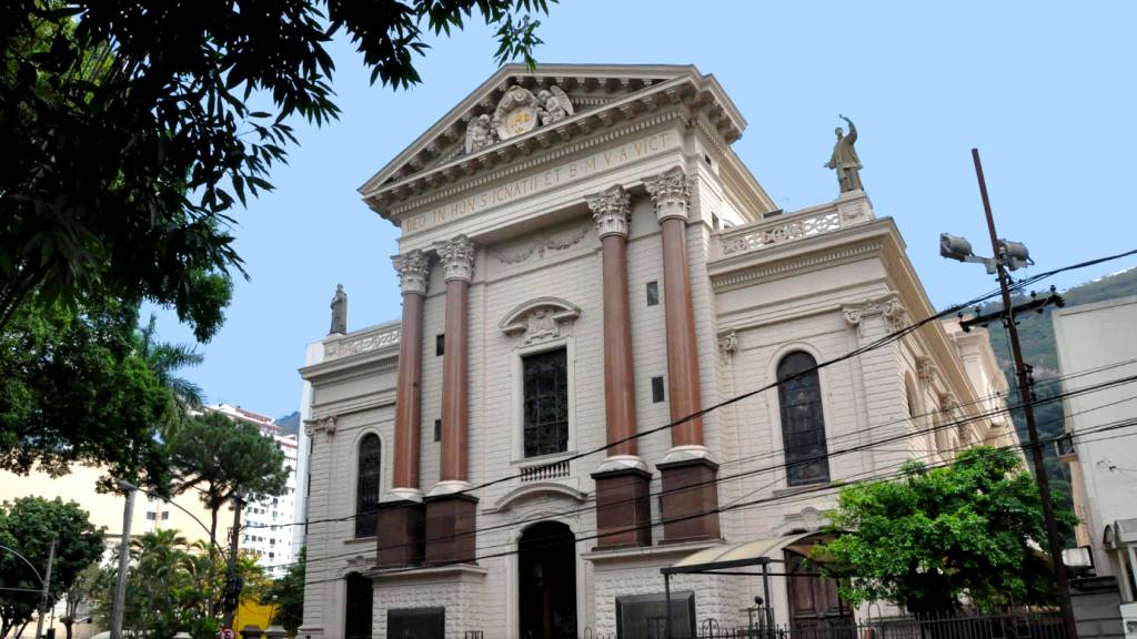 Santo Agostinho e Santo Inácio ignoram crise e mantêm mensalidade integral