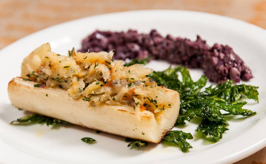 Palmito rechrado de bacalhau, tapenade e folha de aipo crocante: criação do Empório quintana Palmito rechrado de bacalhau, tapenade e folha de aipo crocante: criação do Empório quintana