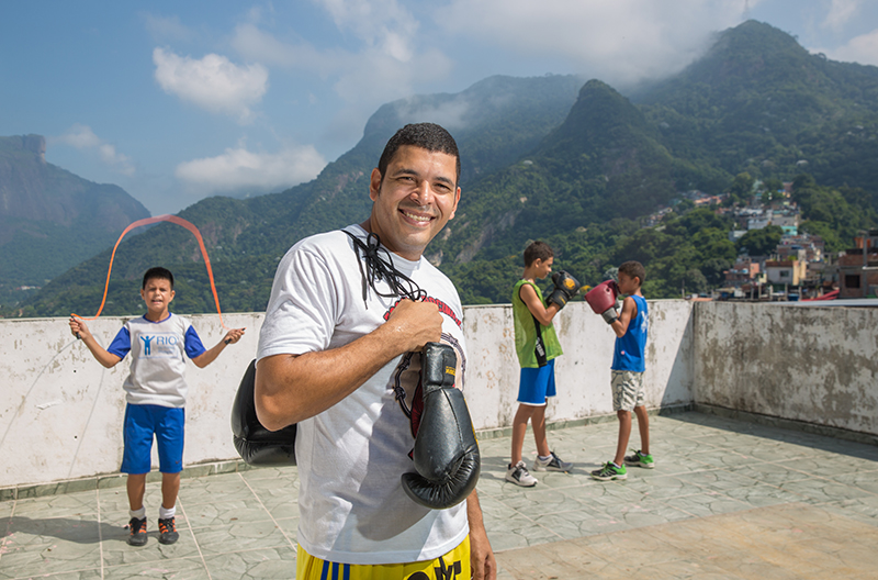 Wesley Santos ensina boxe a moradores da Rocinha