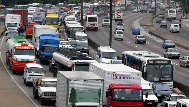 Novas interdições pioram trânsito na Avenida Brasil