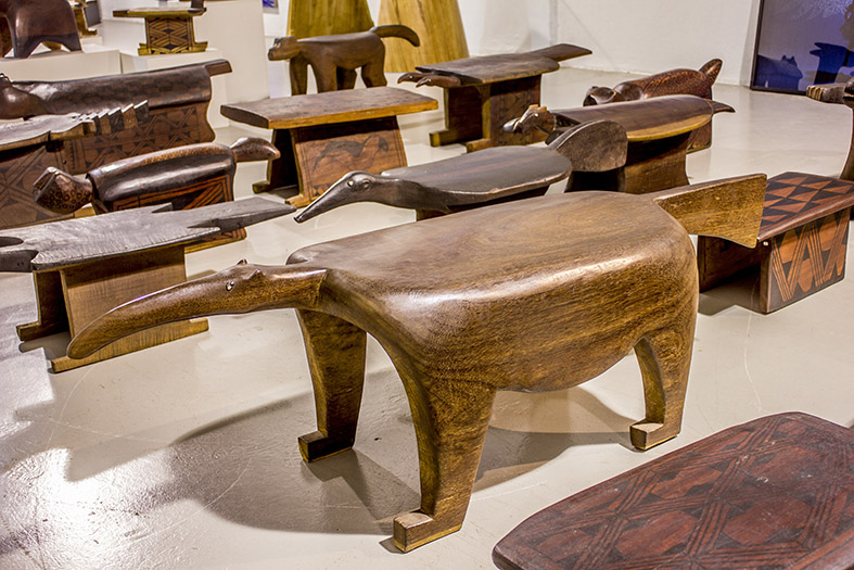 Banco Tamanduá, feito de madeira canela tingida com pigmentos naturais. De Tribo Mehinako (Alto Xingu) Banco Tamanduá, feito de madeira canela tingida com pigmentos naturais. De Tribo Mehinako (Alto Xingu)