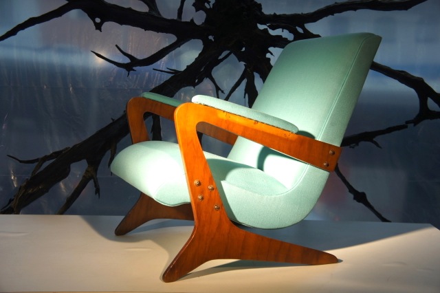 Zanine Caldas para Fábrica de Móveis Artísticos Z. Poltrona confeccionada em compensado naval. Brasil, 1950. Zanine Caldas para Fábrica de Móveis Artísticos Z. Poltrona confeccionada em compensado naval. Brasil, 1950.