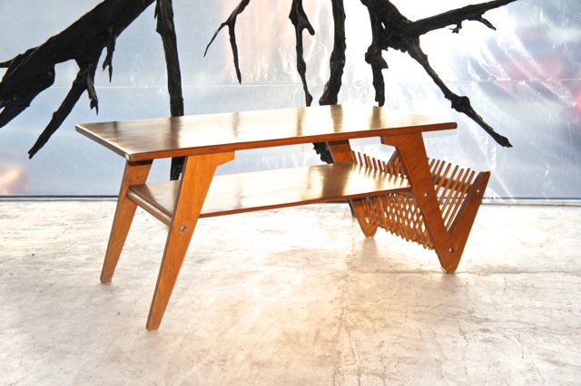 Zanine Caldas para Fábrica de Móveis Artísticos Z. Mesa de centro com revisteiro, confeccionada em compensado naval e com selo original FMAZ. Brasil, 1950. Zanine Caldas para Fábrica de Móveis Artísticos Z. Mesa de centro com revisteiro, confeccionada em compensado naval e com selo original FMAZ. Brasil, 1950.