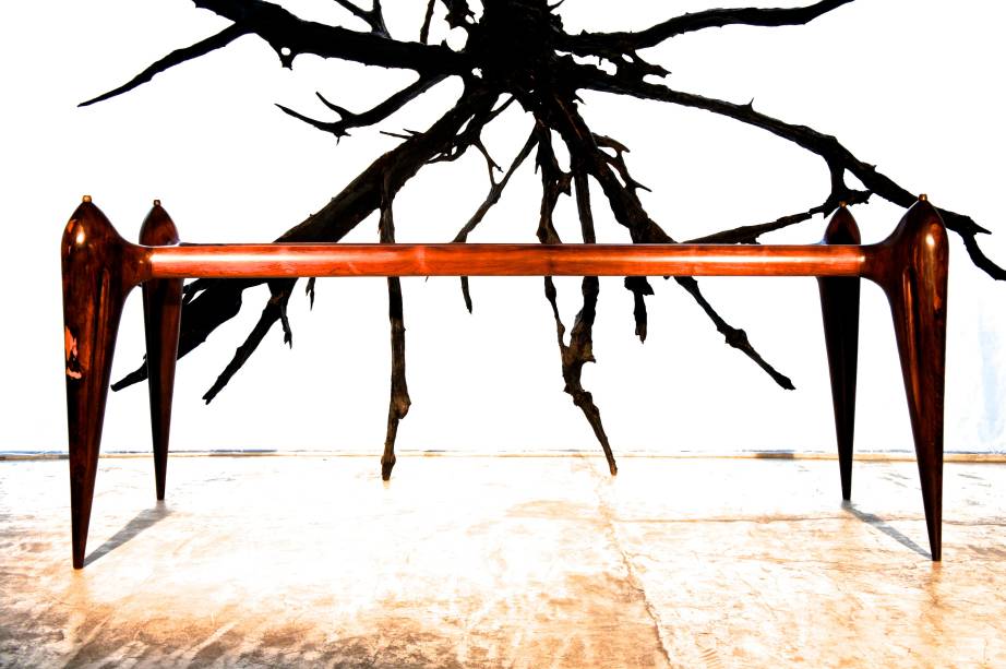 Mesa / Escultura  em jacarandá maciço, detalhes em metal.  Tampo de vidro com pintura em ouro sob o vidro, motivos helênicos, retratando mulheres e crianças,  assinado por De Marchis. Mesa / Escultura  em jacarandá maciço, detalhes em metal.  Tampo de vidro com pintura em ouro sob o vidro, motivos helênicos, retratando mulheres e crianças,  assinado por De Marchis.