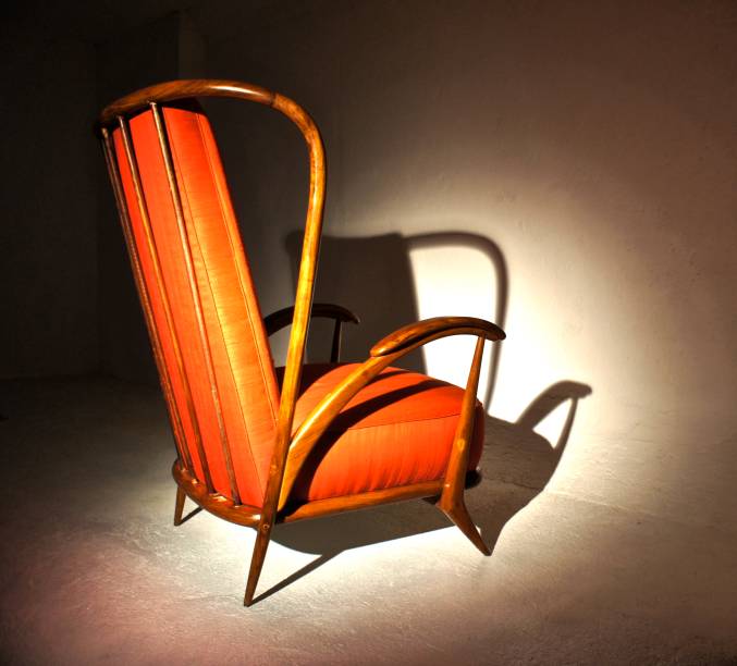 Giuseppe Scapinelli. Poltrona escultural em caviúna. Brasil, 1955. Giuseppe Scapinelli. Poltrona escultural em caviúna. Brasil, 1955.