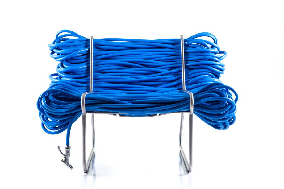 Peça Super Jardim, feita de aço inox e mangueira, assinada pelo Coletivo Cultivado em Casa. Peça Super Jardim, feita de aço inox e mangueira, assinada pelo Coletivo Cultivado em Casa.