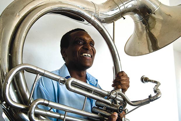 Seu Alvir Teixeira, da Banda de Mu?sica Santa Ceci?lia Arrozalense, Pirai? (Me?dio Parai?ba).<br> Seu Alvir Teixeira, da Banda de Mu?sica Santa Ceci?lia Arrozalense, Pirai? (Me?dio Parai?ba).<br>