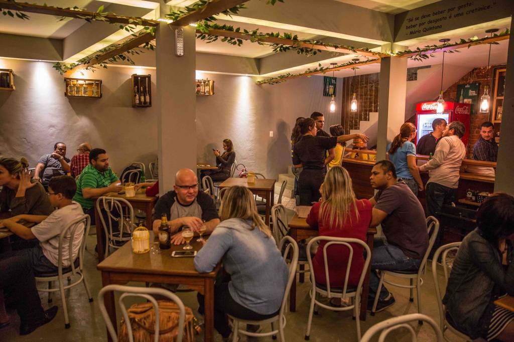 Com bares de diferentes estilos, Praça da Bandeira é reduto boêmio