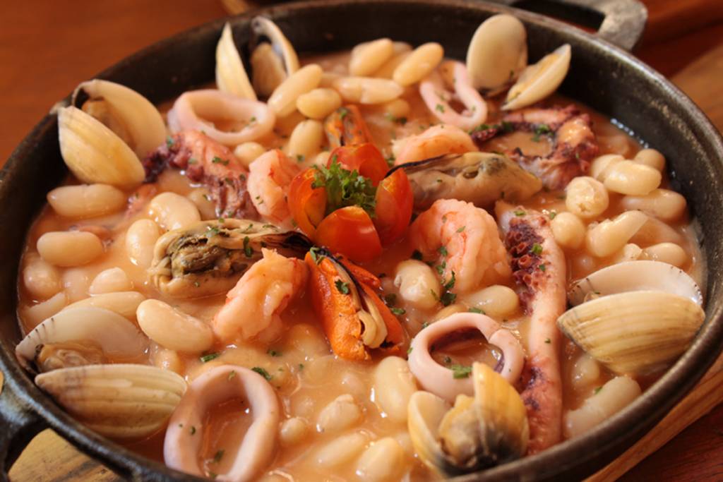 Uma seleção apetitosa de pratos com frutos do mar