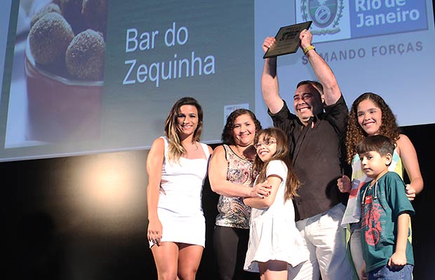 A ginasta Jade Barbosa entrega o prêmio de Melhor Petisco ao Bar do Zequinha, do Morro Dona Marta<br>