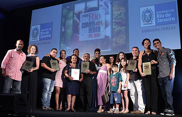 Todos os ganhadores reunidos no palco<br>