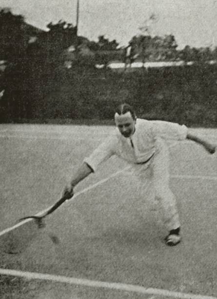 Prática inovadora, o críquete chegou ao país no Império. Em 1865, as primeiras partidas eram disputadas no Campo de Santana. Já os clubes se desenvolveram em São Cristóvão, como mostra esta foto de 1913, mas a modalidade não empolgou os cariocas. Prática inovadora, o críquete chegou ao país no Império. Em 1865, as primeiras partidas eram disputadas no Campo de Santana. Já os clubes se desenvolveram em São Cristóvão, como mostra esta foto de 1913, mas a modalidade não empolgou os cariocas.