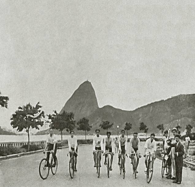 Os clubes de ciclistas se espalharam por toda a cidade a partir de 1875. Este registro de 1924 mostra o grupo do Club Internacional de Cyclistas. O hábito de pedalar se tornou muito comum na área central, e o Campo de Santana chegou a ser transformado em local de competição. Os clubes de ciclistas se espalharam por toda a cidade a partir de 1875. Este registro de 1924 mostra o grupo do Club Internacional de Cyclistas. O hábito de pedalar se tornou muito comum na área central, e o Campo de Santana chegou a ser transformado em local de competição.
