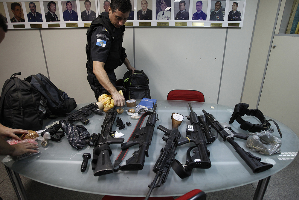 Polícia do Rio prende traficante internacional de fuzis
