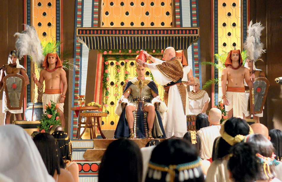 Aposta da Record, Os Dez Mandamentos dispara no Ibope e ameaça a Globo