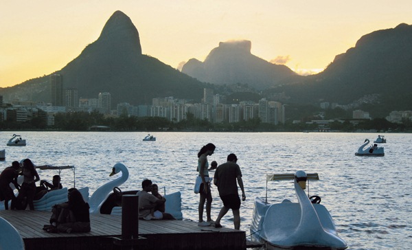 6 - Andar de pedalinho na Lagoa