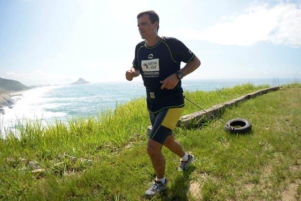 Ultramaratonista tenta bater recorde mundial de distância em esteira