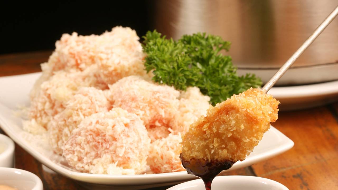 Fondue de salmão crocante com chutney de manga, molho teriyaki e molho cítrico do Victoria