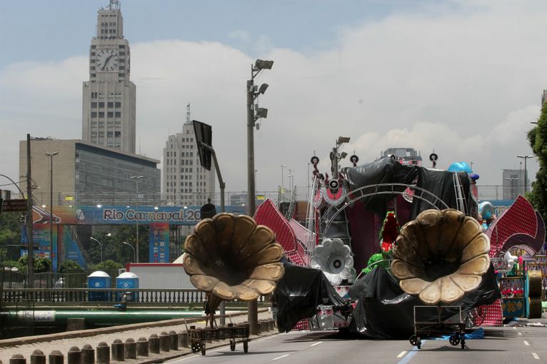 Vias do Centro têm interdições para desfile das escolas de samba