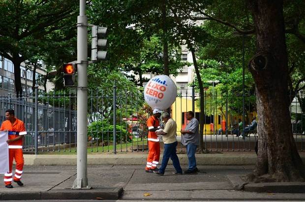 Cariocas começam a ser multados por jogar lixo no chão
