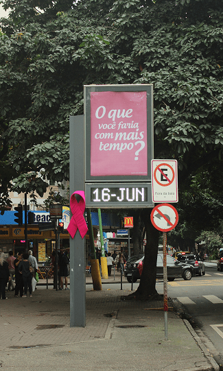 Campanha decora relógios de rua com laços cor de rosa