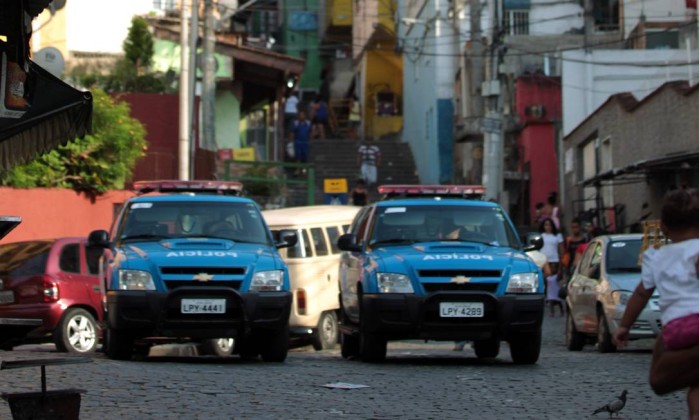 Após restrições em operações policiais, mortes e tiroteios caem no Rio