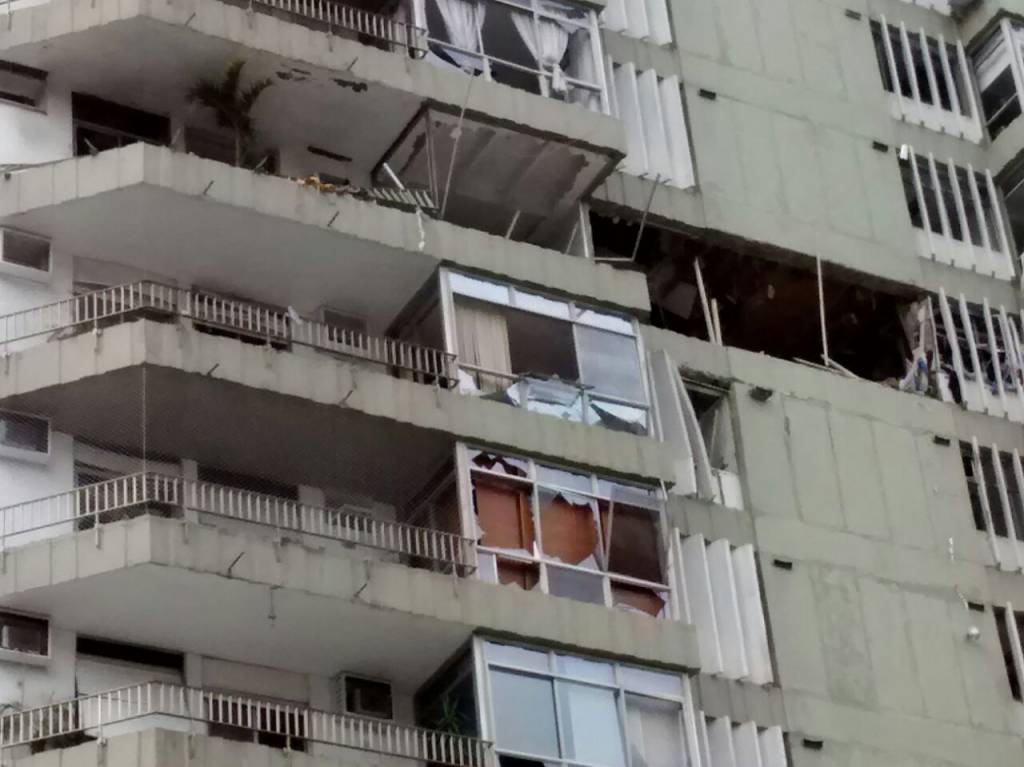 Moradores retiram pertences do prédio que explodiu em São Conrado