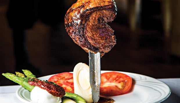 A clássica picanha e acompanhamentos na Fogo de Chão