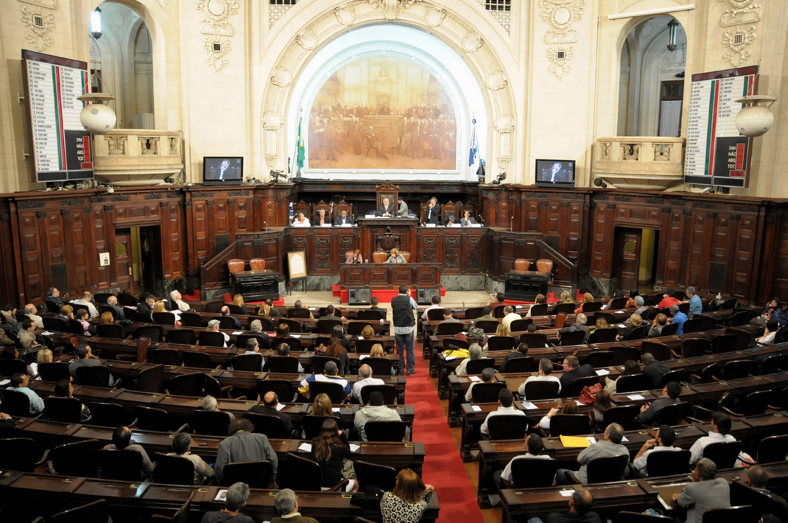 Assembleia do Rio reduz privilégios de deputados