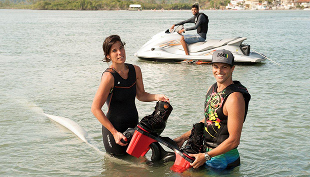 Consiste em um colete se segurança e uma prancha semelhante a do wakeboard<br>