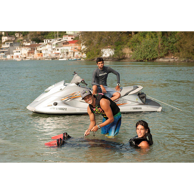 Já na água, o instrutor amarra as botas e passa as primeiras lições para os iniciantes no flyboard<br> Já na água, o instrutor amarra as botas e passa as primeiras lições para os iniciantes no flyboard<br>