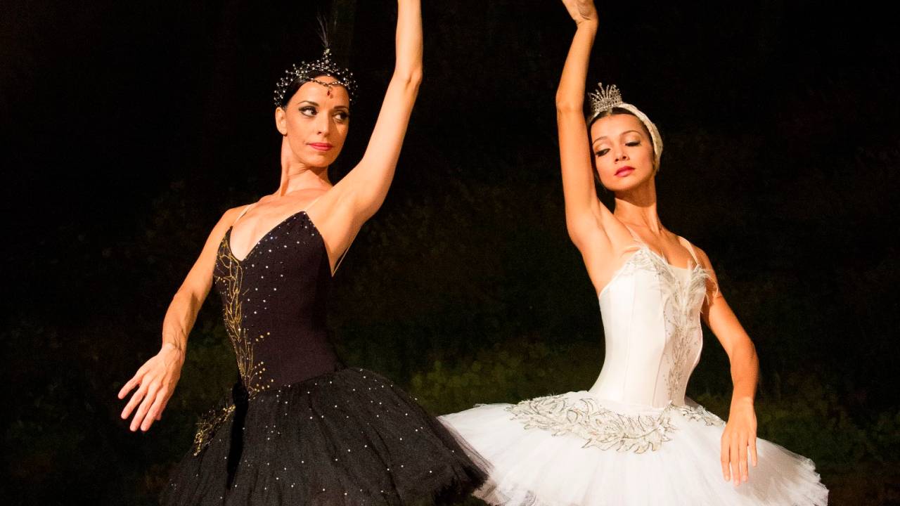 bale-o-lago-dos-cisnes-2016-claudia-mota-odile-e-marcia-jaqueline-odette-credito-julia-ronai.jpeg