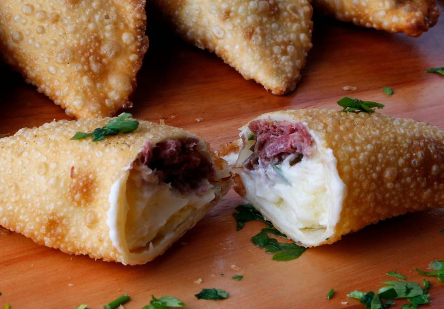 Pastel de Carne Seca com Catupiry Pastel de Carne Seca com Catupiry