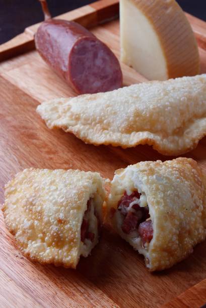 Pastel de Provolone com Calabresa Pastel de Provolone com Calabresa