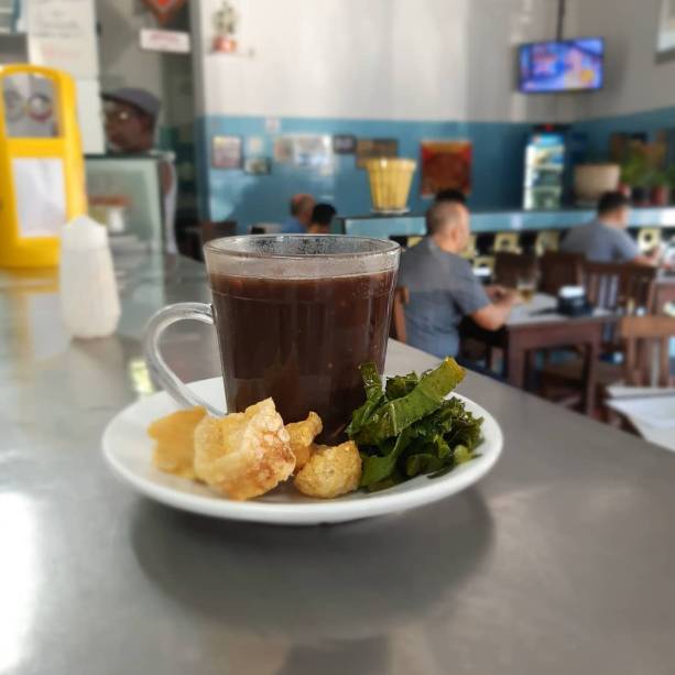 Bar da Amendoeira: chope gelado e comidas