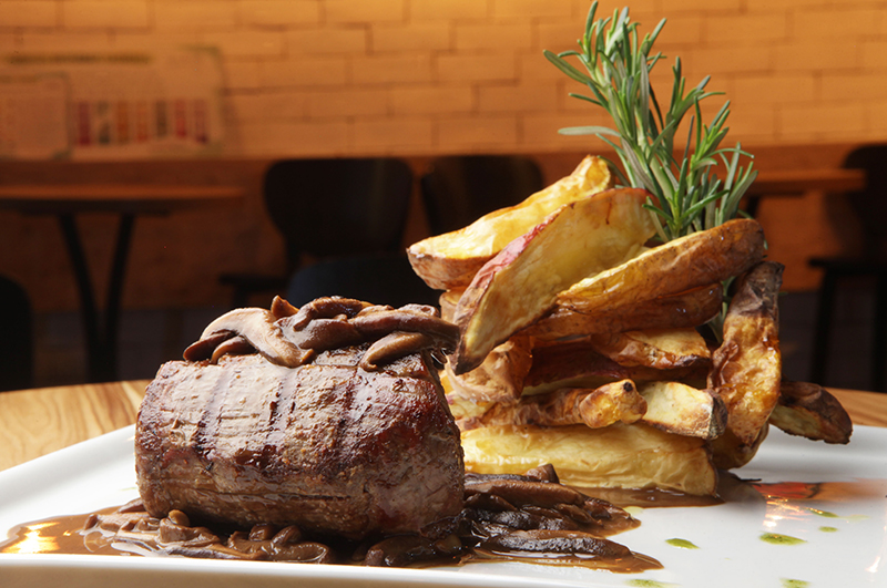 Filé-mignon grelhado ao molho de shiitake e mix de batatas assadas: R$ 58,00 Filé-mignon grelhado ao molho de shiitake e mix de batatas assadas: R$ 58,00