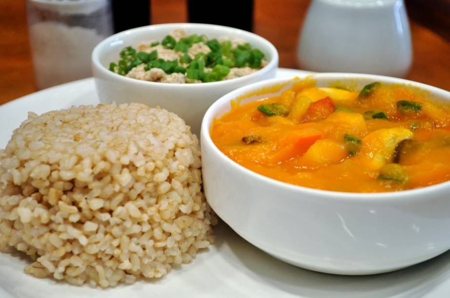 Bobó de cenoura com cogumelos,arroz integral e farofa do Bio Carioca