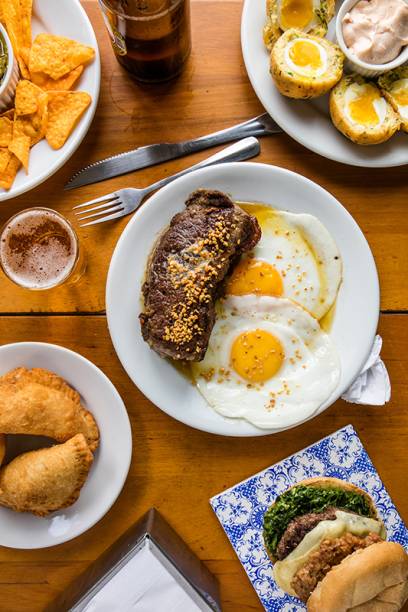 Guacamole de jiló, bolovo de bacalhau, cavalo do rei, hambúrguer e pastéis: delícias do Momo Guacamole de jiló, bolovo de bacalhau, cavalo do rei, hambúrguer e pastéis: delícias do Momo