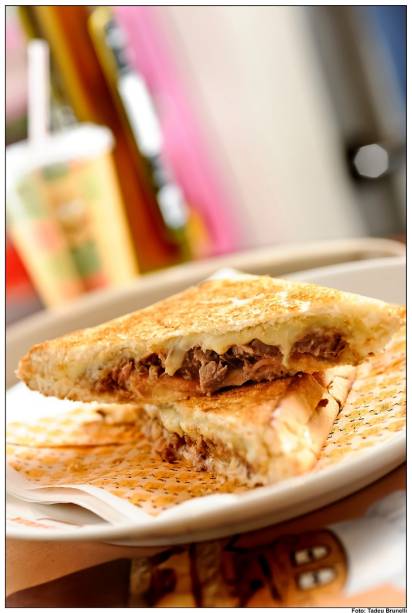 Versão de carne de panela, tomate marinado e mussarela