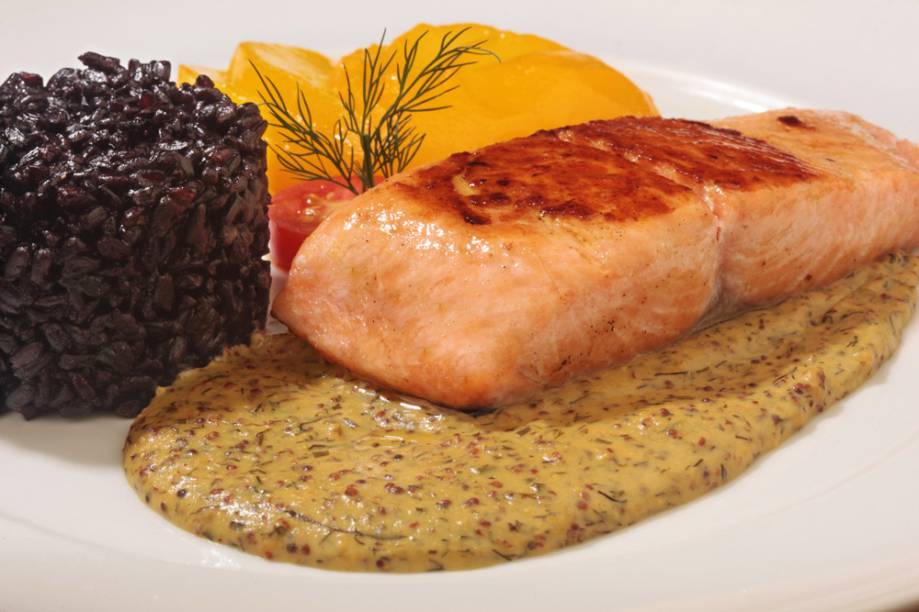 Salmão ao molho dill com arroz negro e pera caramelizada Salmão ao molho dill com arroz negro e pera caramelizada