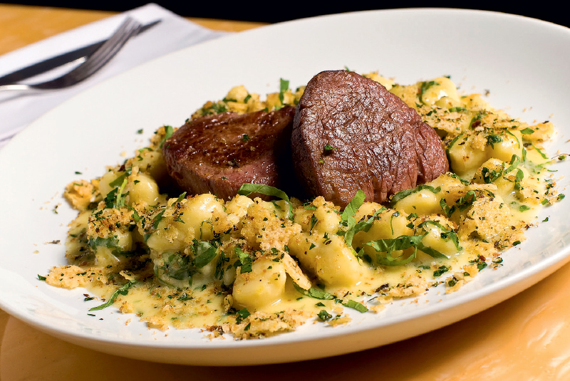 Bombom de mignon, nhoque na manteiga de rúcula e farofa crocante Bombom de mignon, nhoque na manteiga de rúcula e farofa crocante