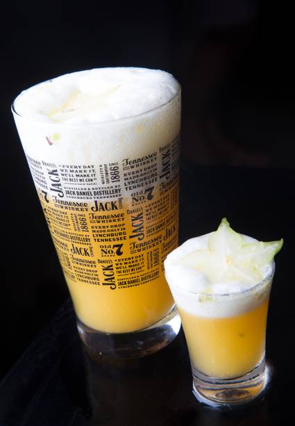 Jacks star: uísque Jack Daniel’s, carambola, maracujá e espuma de limão