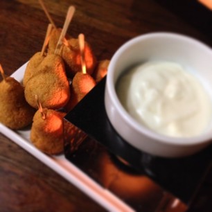 Fondue de coxinha: atração no Bar da Frente