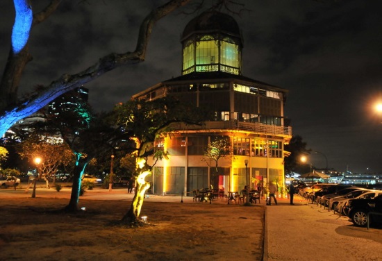 Fachada do Albamar: reminiscência do antigo mercado da Praça XV