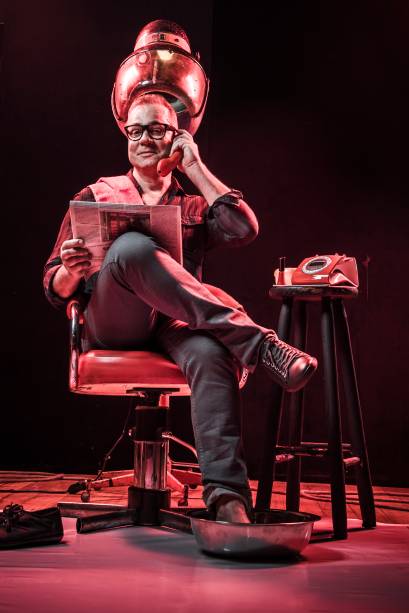 Luiz Fernando Guimarães em O Impecável: oito personagens em um salão de beleza Luiz Fernando Guimarães em O Impecável: oito personagens em um salão de beleza