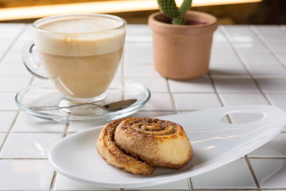 Cinnamon roll e capuccino: boa dobradinha