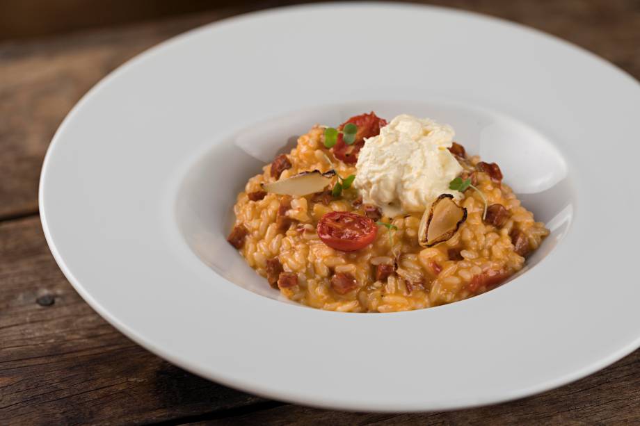 Risoto de tomate assado com linguica artesanal defumada e stracciatella