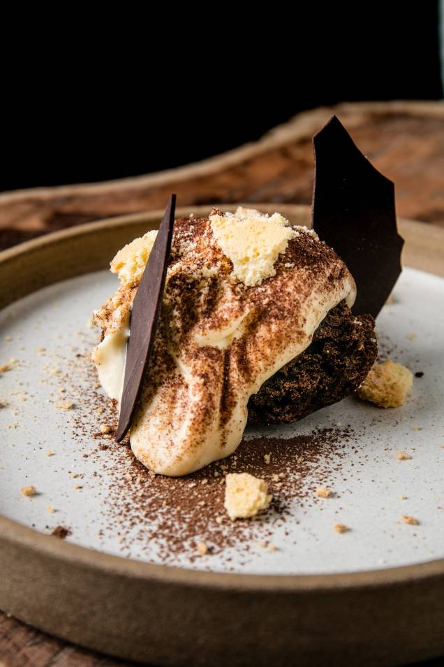 Tiramisù rústico tem bolo de chocolate com café e creme Tiramisù rústico tem bolo de chocolate com café e creme